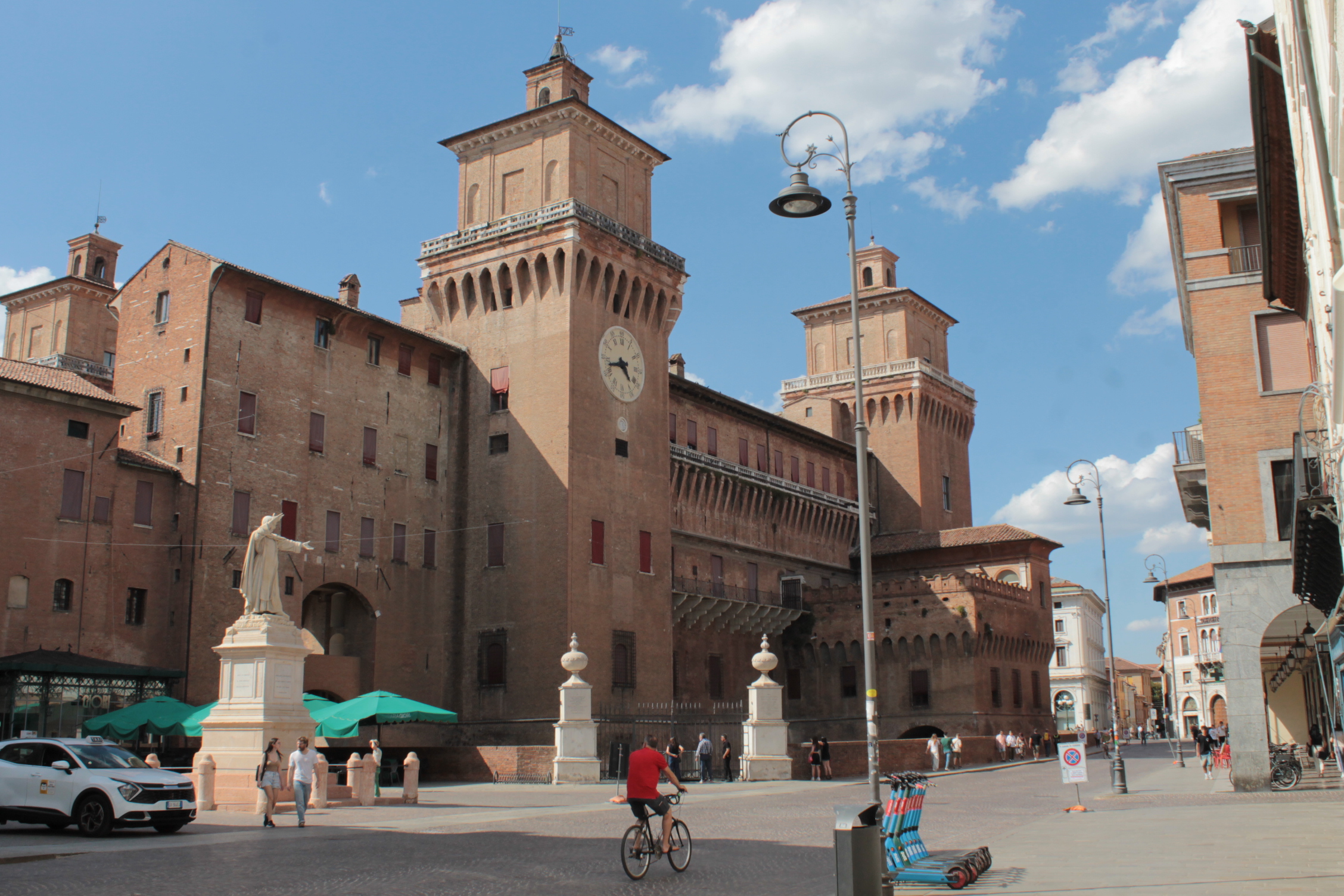 Ferrara-castle.jpg